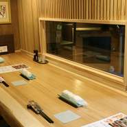 サブカウンター4席　現在は2名様毎を目安にロールスクリーンにて仕切っております。