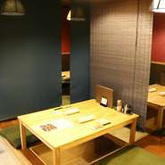 掘りごたつ席4卓　現在はロールスクリーンにて半個室風に仕切っております。