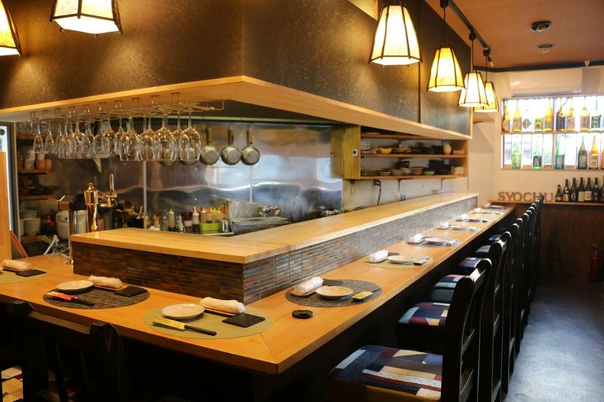 落ちついた和みの空間で、美味しい料理と酒に酔いしれる