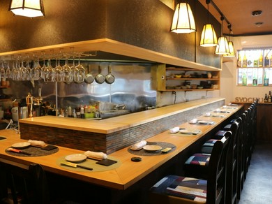 落ちついた和みの空間で、美味しい料理と酒に酔いしれる