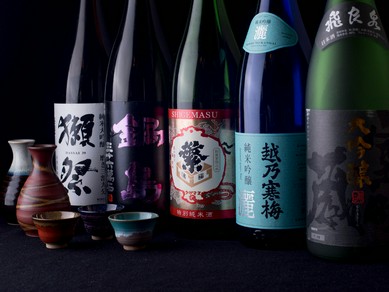 全国各地に美酒がズラリ。日替わりのおすすめ酒も見逃せない