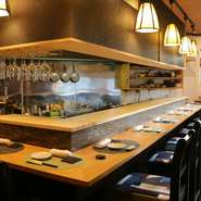 一人前から注文できる『もつ鍋』は、しま腸と赤センマイの皮目をしっかり炙って臭みを香ばしさに昇華させた、工夫が光る一品。日本酒を片手に鍋をつつきながら、店主との会話を楽しむのも一興です。