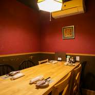 「周囲を気にすることなく、食事を楽しんでもらいたい」と、個室が用意されています。木の温もりと深紅の壁に囲まれた個室は、上品でシック。落ち着いた雰囲気の中で食事が出来ます。