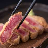 霜降りと赤身の旨みのバランスが絶妙。薄くつけた繊細な衣の中に、レア揚げの黒毛和牛のリブロース芯がみっちり。深い肉の味と甘い脂を堪能できる、リッチな和牛レアかつをご賞味ください。