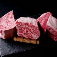 肉の鮮度と品質には自信があります。ブランド牛ではなく、あくまで「状態の良い高品質なA4クラス以上の黒毛和牛」にこだわって厳選仕入れしています。全国各地の農場で育った、上質な肉の旨みをご賞味ください。