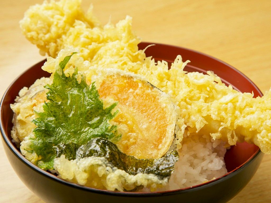 サクッと揚げた『活穴子一本揚げ天丼』