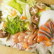 季節によってさまざまな魚介類が味わえる『鍋』				