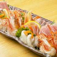 地元の市場や大阪の漁港から仕入れる新鮮な魚介類				
