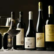 イタリア料理には欠かせないワインも、赤白それぞれで選りすぐりのボトルを用意。グラスで提供できるワインも用意ありとのこと。ぜひお気軽にスタッフまでお問合せを。