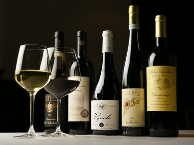 赤白それぞれで選りすぐりのワインを用意