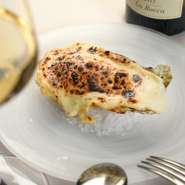 北海道産の新鮮な牡蠣を、定番のフィレンツェ風（フローレンス風）グラタンに。クリームソースとチーズが醸し出す濃厚なハーモニーに心奪われる逸品です。
