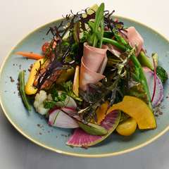 『25種類の野菜とハーブのサラダ』