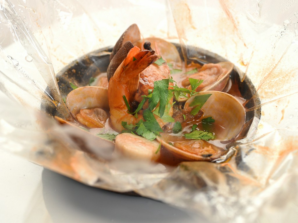 『ズッパディペッシュ　カルタファタ仕立て』