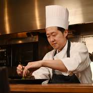 “体の中から健康に”が当店のテーマ。豊かな盆地で育まれた野菜・ハーブをふんだんに使用した料理のなかには、京都の自然と伝統への想いを込めています。お客さまには食すことで健やかになっていただきたいです。