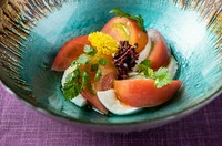 イタリアンの定番前菜『カプレーゼ』に大葉のソースを加えて和風に仕上げました。