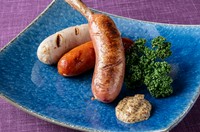 味わいの異なる三種類のソーセージ-燻製/生フランク/骨付き-をご提供致します。
赤ワインのちょっとした肴にどうぞ。