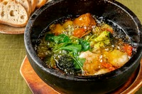 海老と数種類のごろごろ野菜が入ったスペイン料理『アヒージョ』。
鮎魚醤と三つ葉で和風に仕上げております。