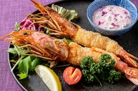 特大サイズの海老フライ!
料理長特製の食感が楽しい漬物タルタルとの相性も抜群です。