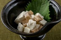 秋田の漬物『いぶりがっこ』のスモーキーな風味と食感、クリームチーズの甘味と酸味が合わさった、癖になるお料理です。