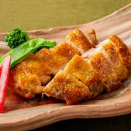 柔らかくジューシーで高たんぱく低脂肪の桜島鶏。
炭の高温で皮面をパリッと焼き上げてご提供致します。