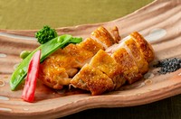 柔らかくジューシーで高たんぱく低脂肪の桜島鶏。
炭の高温で皮面をパリッと焼き上げてご提供致します。