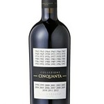 産地：イタリア
ブドウ品種：プリミティーボ/ネグロアマーノ
鮮やかで濃い赤紫色、ブラックベリーやプルーンを煮詰めた様に濃縮した果実味、ほんのりとスパイスのニュアンスに、バニラやリコリスなどのアクセント。