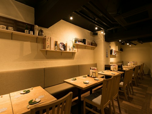 【28席】オープンキッチン正面、28名迄お使い頂けるテーブル席