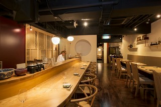 地下に広がる、123席の和モダン空間