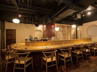 【10席】安心感と落ち着きのあるオープンキッチンのカウンター席