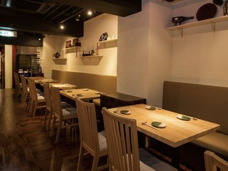 【28席】オープンキッチン正面、28名迄お使い頂けるテーブル席