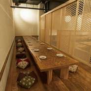 横にズラッと並んだ堀ごたつ席。対面式で10名様ずつ着席して頂ける為、中団体の会社宴会(16～22名様)等でお薦めです。こちらのお席は、お座敷席でございますので、ご年配の方や足の悪い方にはあまりお薦め致しません。宜しくお願い致します。