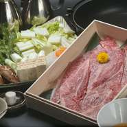 厳選された「前沢牛」の極上の霜降り肉が150gも入った贅沢なすき焼き。肉の脂が溶けた最高級の割り下で煮込んだ野菜も溶き卵でいただけます。お店一番人気の一品です。