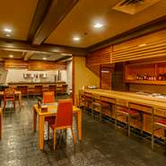 天井高く広く開放的な店内の創作居酒屋「淙々亭」では、カウンター席のご利用いただけます。定期的に手が触れる場所のアルコール消毒も徹底しております。