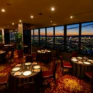 ホテル トップフロア13階レストラン　アルカンシェール。大きな窓に広がる美しい夜景は、岡山市随一を誇るロケーション。こだわりの新鮮食材を中心に、洗練されたお料理と、しなやかなサービスをお楽しみください。