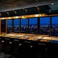 ホテル最上階の岡山市街の絶景を眺めながら新鮮な素材をお客様の目の前で焼き上げる鉄板焼 レストラン＆Bar が12月23日（水）ニューオープン。
隣接するBarでは、アペリティフや食後のお酒をお楽しみいただけます。