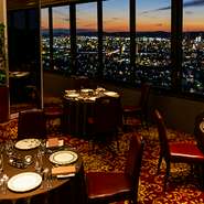 ホテル最上階13階レストラン　アルカンシェール。美しい夜景を眺めながら、ディナーをお楽しみください。