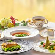 選べる前菜／季節のスープ／選べるメイン／パン／選べるデザート
