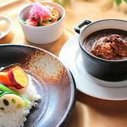 トマト、にんじん、セロリ、玉ねぎなど新鮮な野菜の味わいが入った本格カレー。
※税込価格