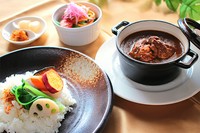 トマト、にんじん、セロリ、玉ねぎなど新鮮な野菜の味わいが入った本格カレー。
※税込価格