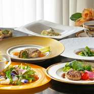 前菜／スープ／パスタ／魚料理／肉料理／パン／デザート／コーヒーまたは紅茶
