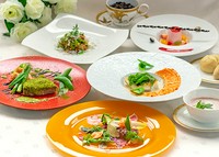前菜／スープ／リゾット／魚料理／肉料理／パン／デザート／コーヒーまたは紅茶
