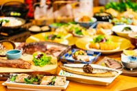 ホルモン焼きうどん…880円、デミカツ丼…1,200円、ホテル特製アヒージョ…990円、ジェラート…330円、 串カツ４種盛り…660円などご用意しております