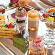 数種類の季節のフルーツを使ったケーキとアイスクリームをお客様のもとへお持ちし、お選びいただけます。 ※デザートの種類による売り切れはご了承くださいませ。