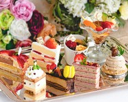 数種類の季節のフルーツを使ったケーキとアイスクリームをお客様のもとへお持ちし、お選びいただけます。 ※デザートの種類による売り切れはご了承くださいませ。
