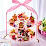 苺が盛りだくさんのデザート約10種類と苺のパフェをどうぞ