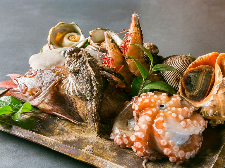 瀬戸内海産の新鮮な魚介を、確かな目で選び抜く