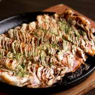 コクと旨みたっぷりの豚ロースが使われていて肉の歯ごたえが良い『名物とん平焼き』。小麦粉生地のカリカリ、山芋とたまごのふんわりと、食感の違いも楽しい一品。甘さを抑えたソースに箸がとまらない美味しさです。