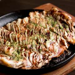 豚ロースのしっかり歯ごたえを感じる生地に、甘さを抑えたソースが絡んでやみつきの『名物とん平焼き』