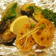 薄くパン粉をまとい、こんがりと焼き上げられた『焼き野菜の盛り合せ』。自家製ポン酢と薬味で食べると、風味が増して野菜そのものの持つ味が引き立ちます。4種類の野菜はおまかせで。お好みで変更も可能です。