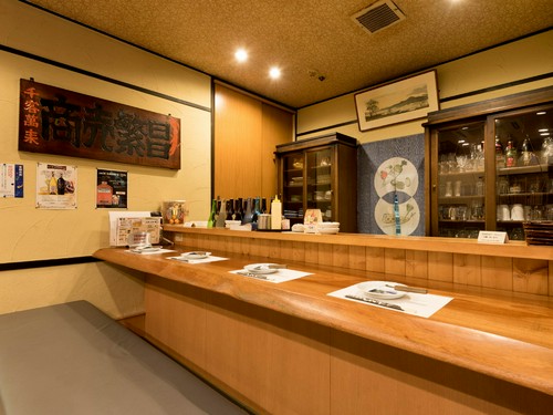 木目が心地良い、カウンター